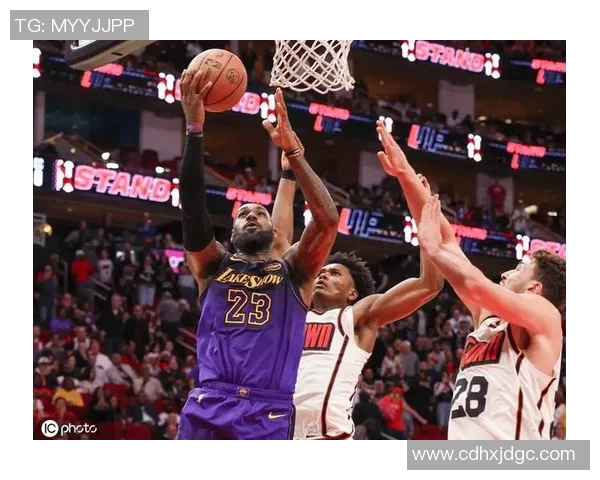 詹姆斯准三双浓眉30+13 湖人客场不敌火箭